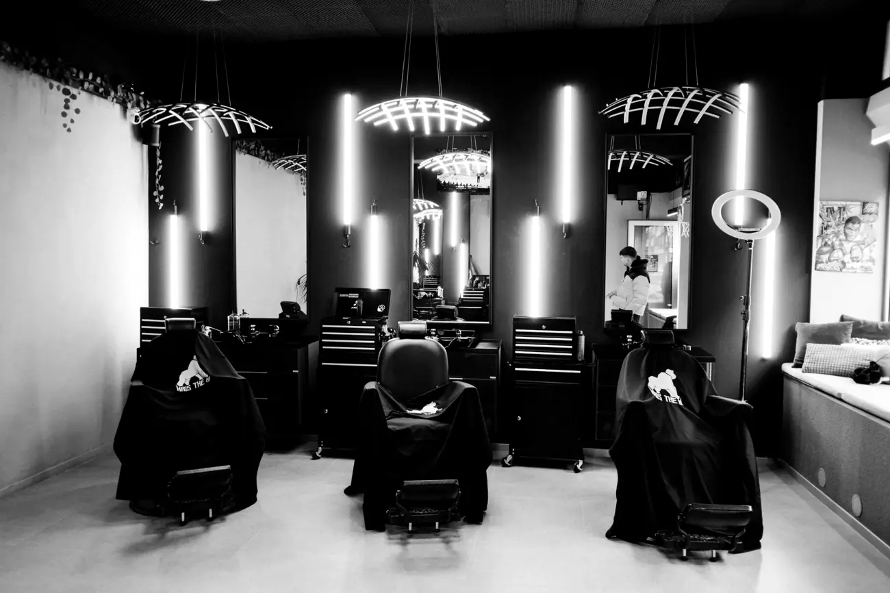 Tri barberské kreslá v interiéri shopu